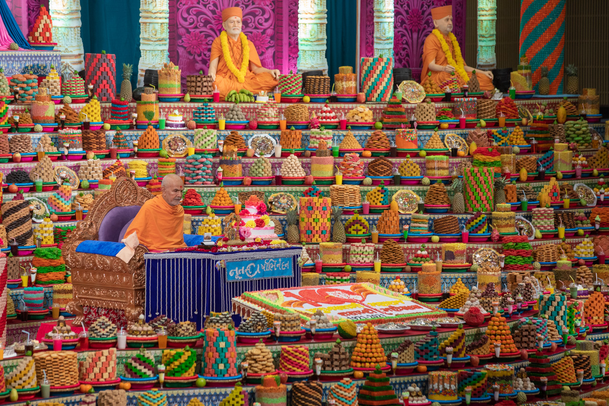 Swamishri performs his daily puja