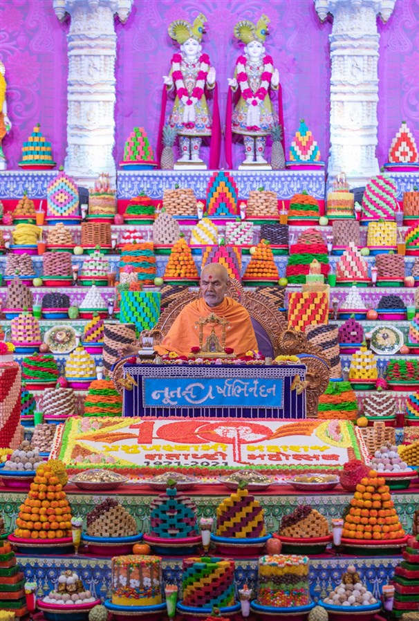 Swamishri performs his daily puja