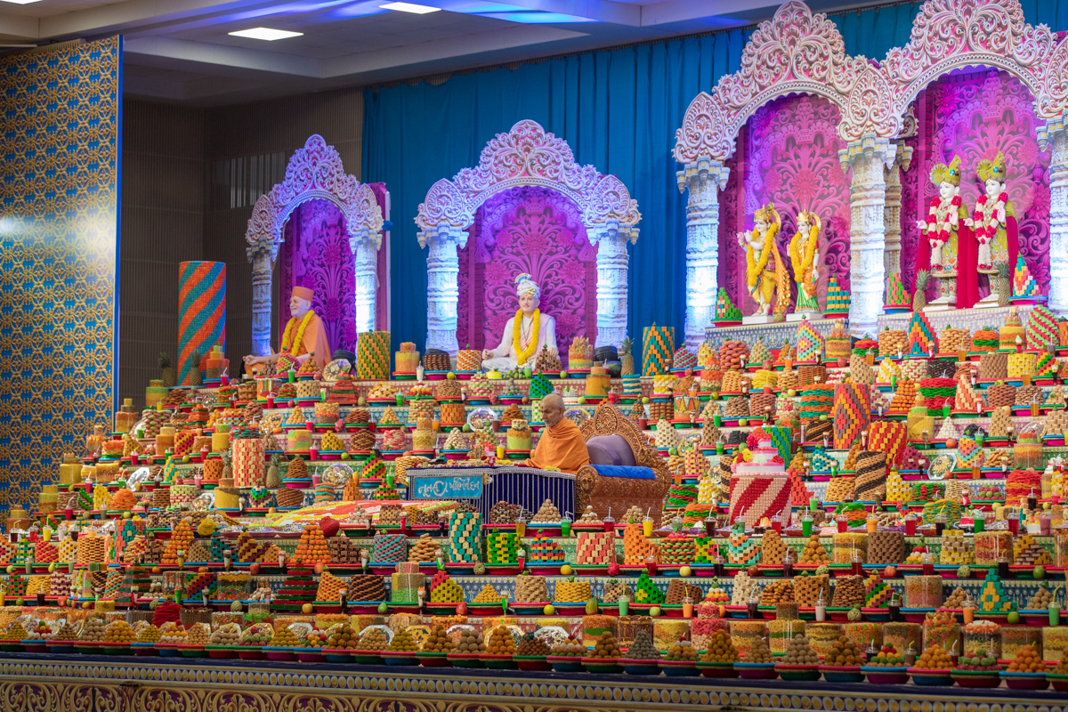Swamishri performs his daily puja