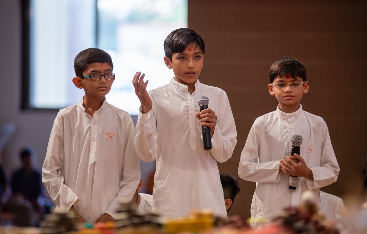 Children recite scriptural passages in Swamishri's puja