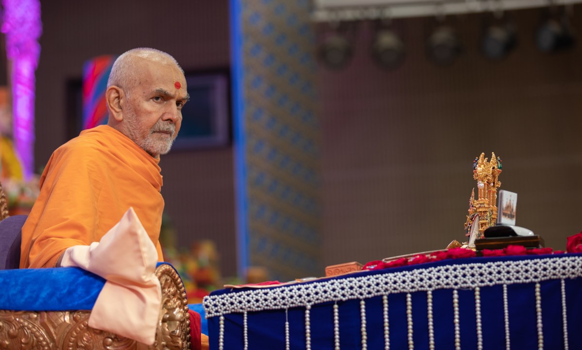 Swamishri listens to the children's recitation
