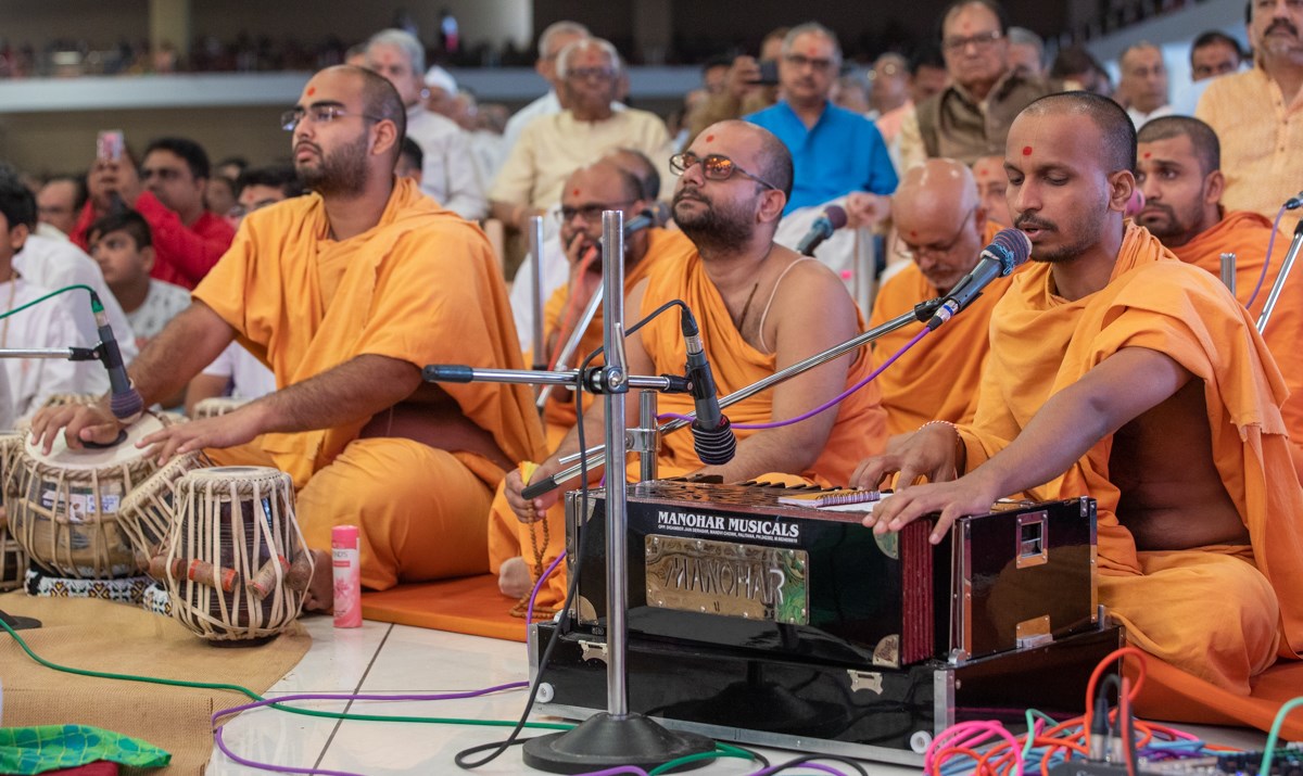Sadhus sing kirtans in Swamishri's daily puja