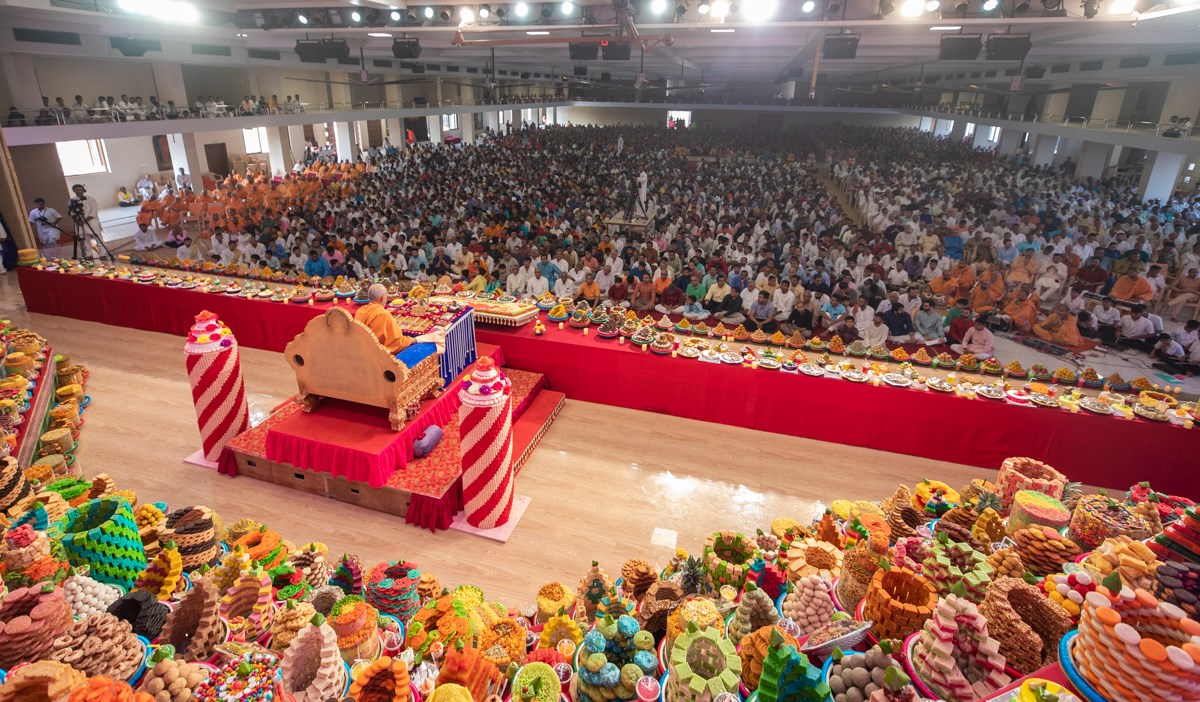 Devotees doing Swamishri's puja darshan
