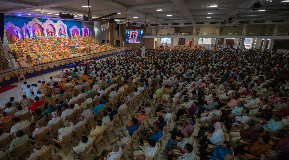 Devotees doing Swamishri's puja darshan