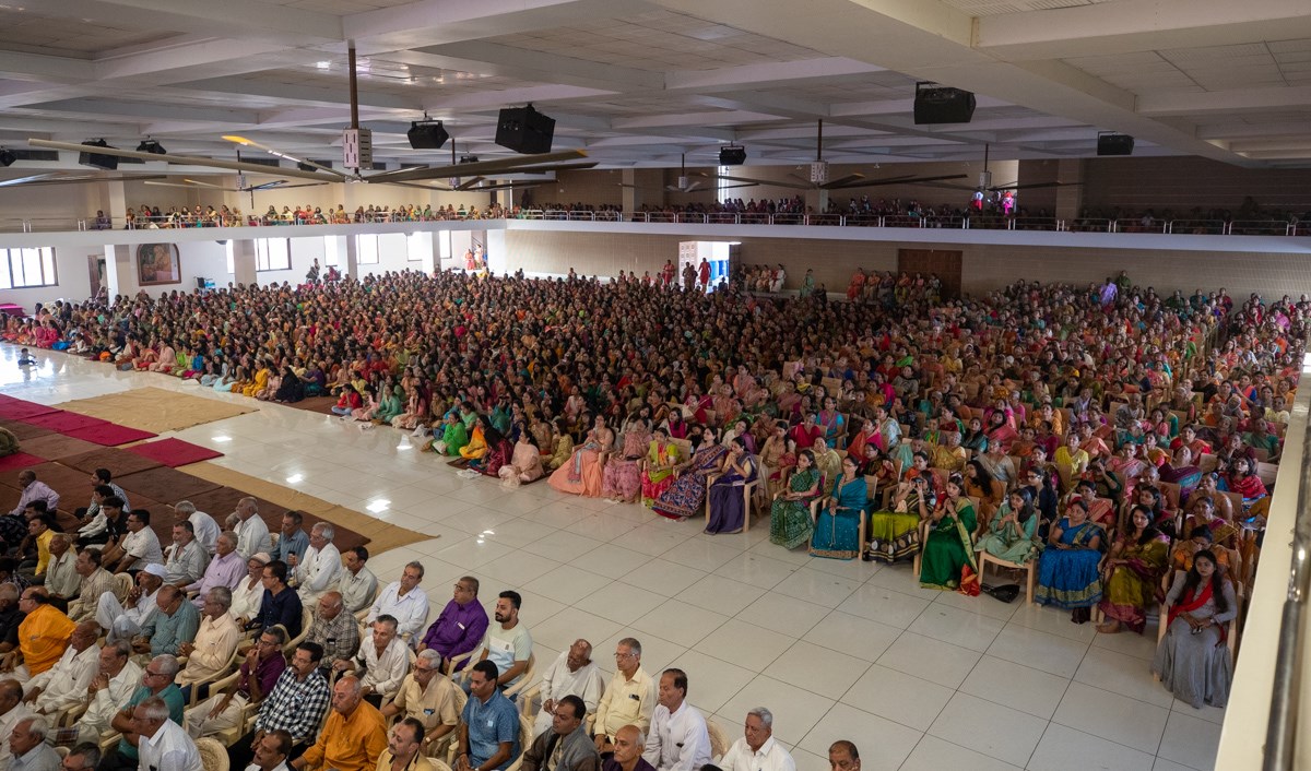Devotees doing Swamishri's puja darshan