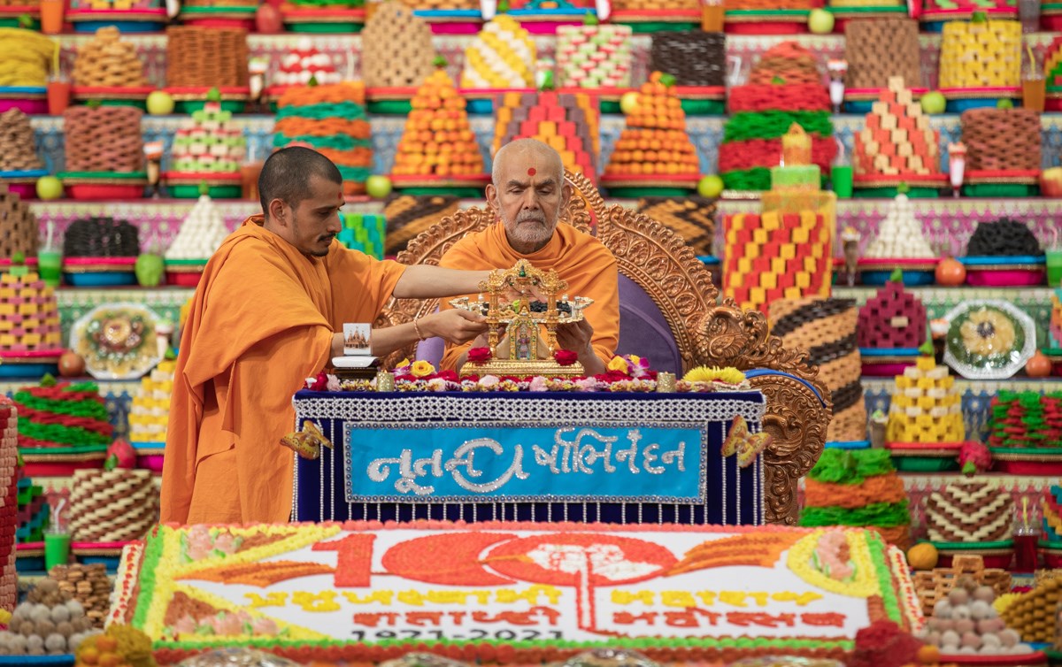 Swamishri offers thal to Shri Harikrishna Maharaj