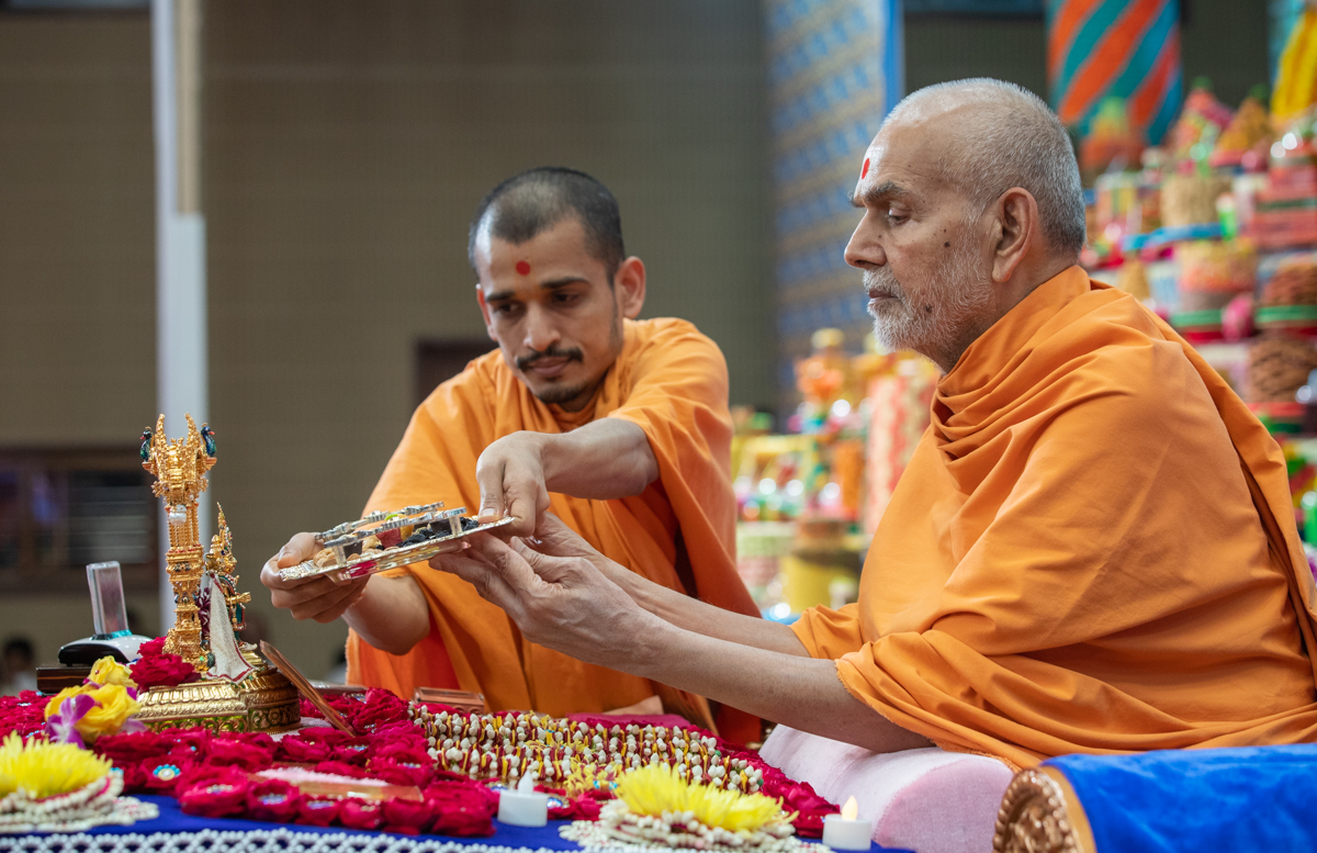 Swamishri offers thal to Shri Harikrishna Maharaj