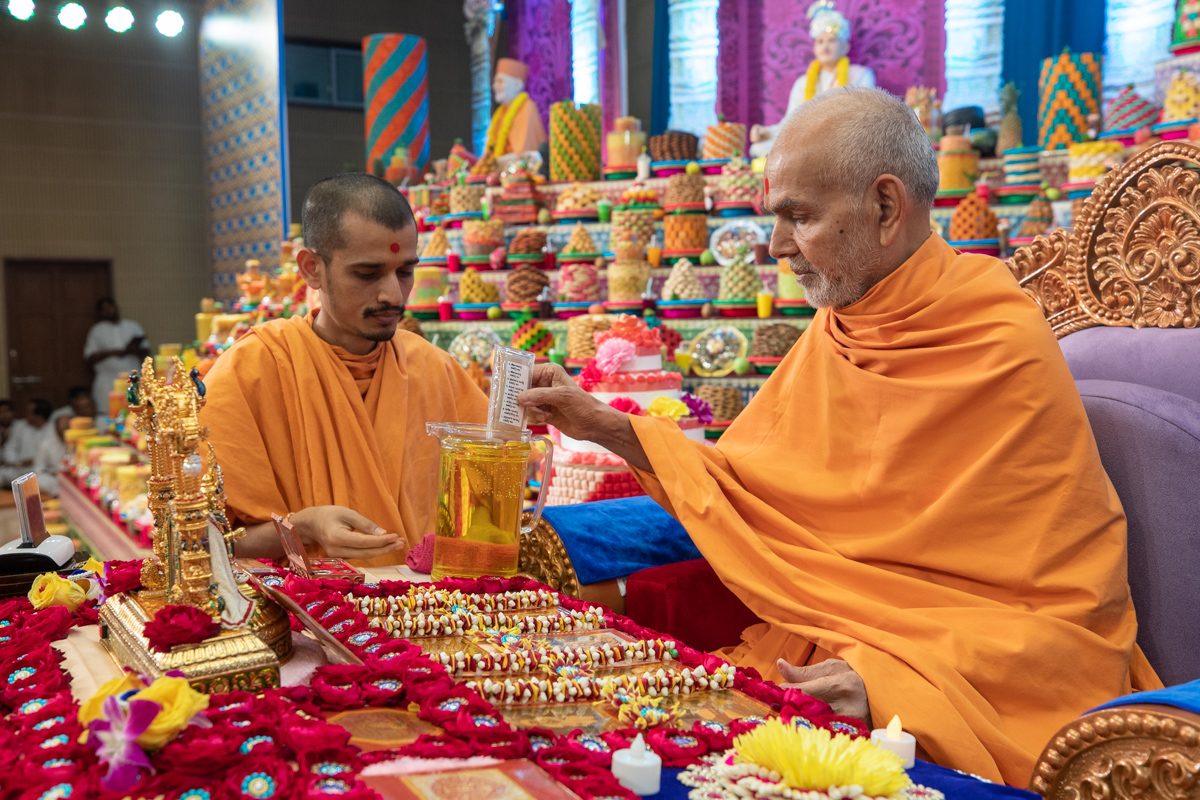 Swamishri performs his daily puja