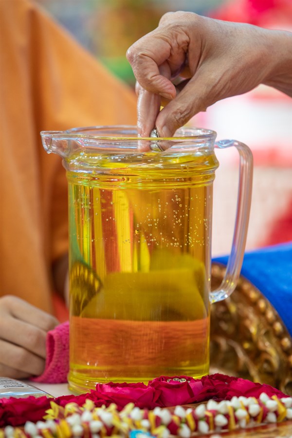 Swamishri performs his daily puja