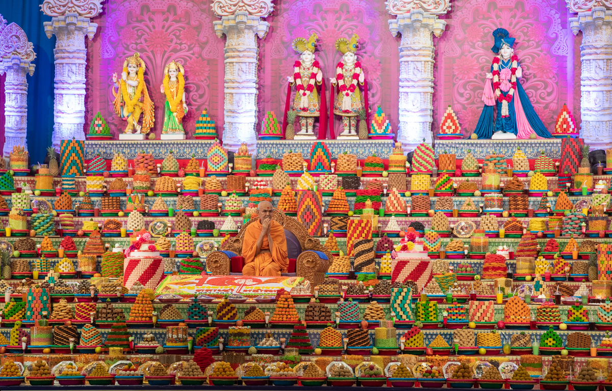 Swamishri greets all with folded hands