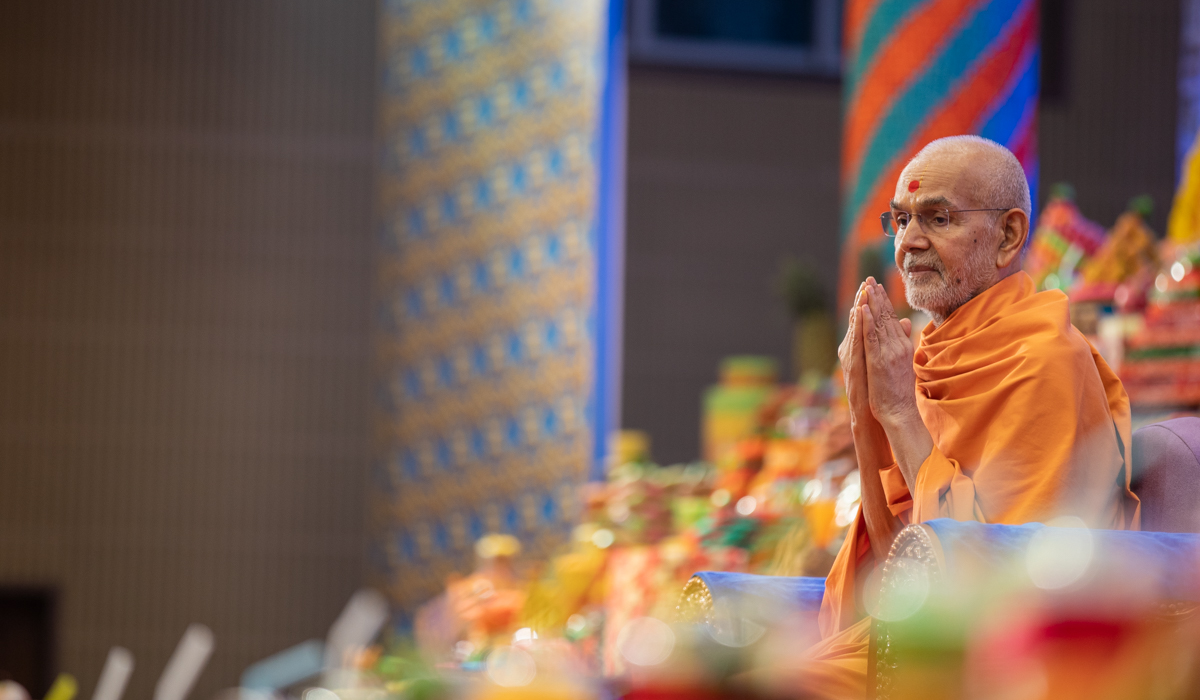 Swamishri greets all with folded hands