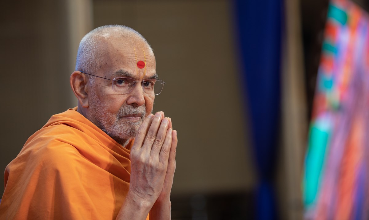 Swamishri greets all with folded hands