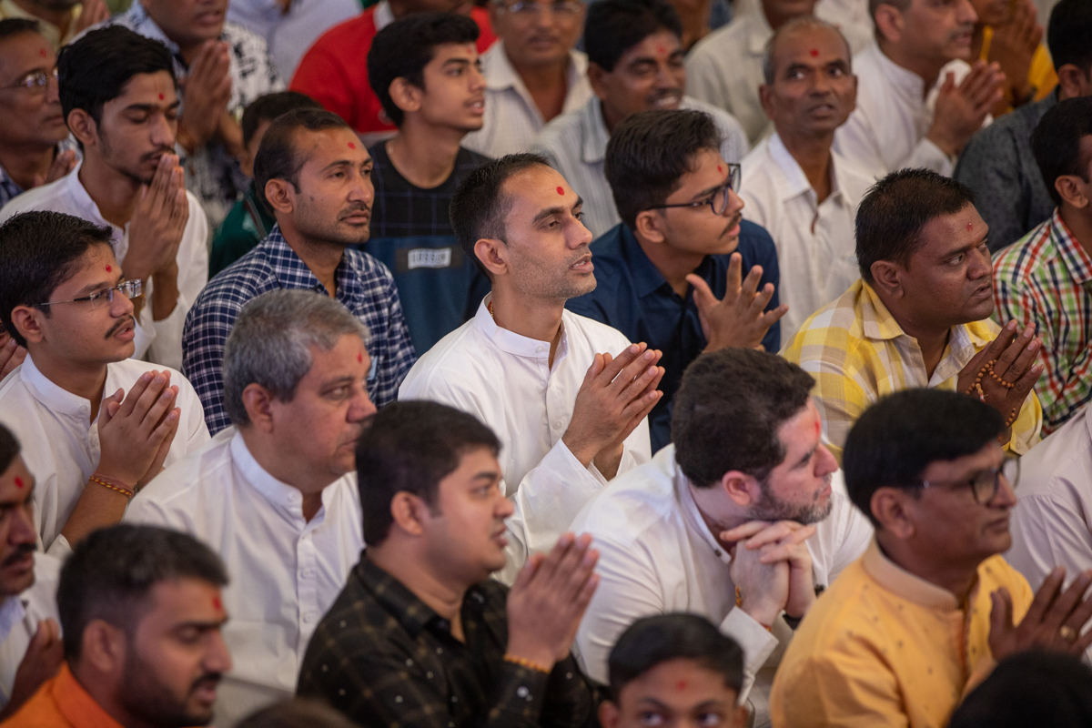 Devotees doing darshan of Swamishri