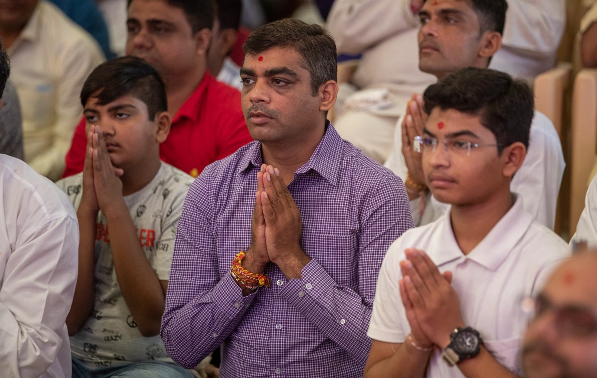 Devotees doing darshan of Swamishri