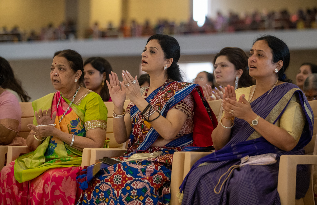 Devotees doing darshan of Swamishri