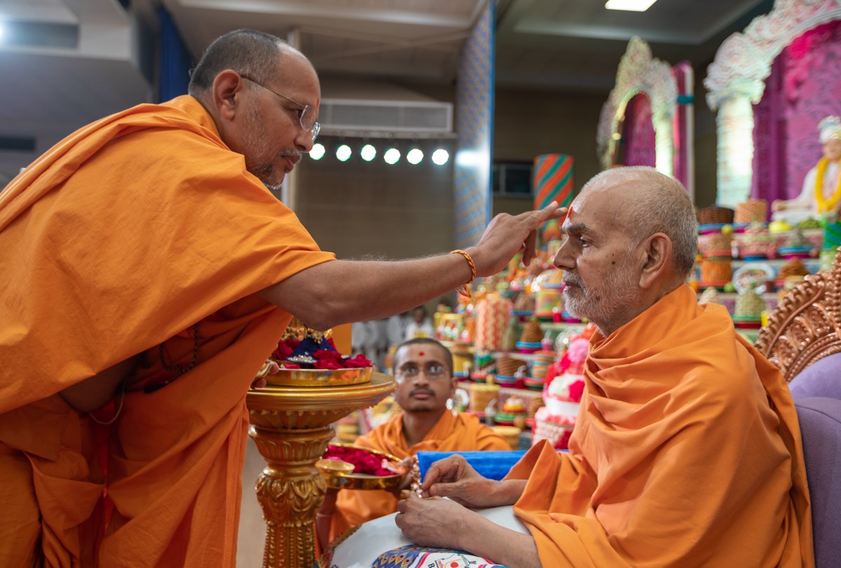 Divyapurush Swami performs pujan of Swamishri