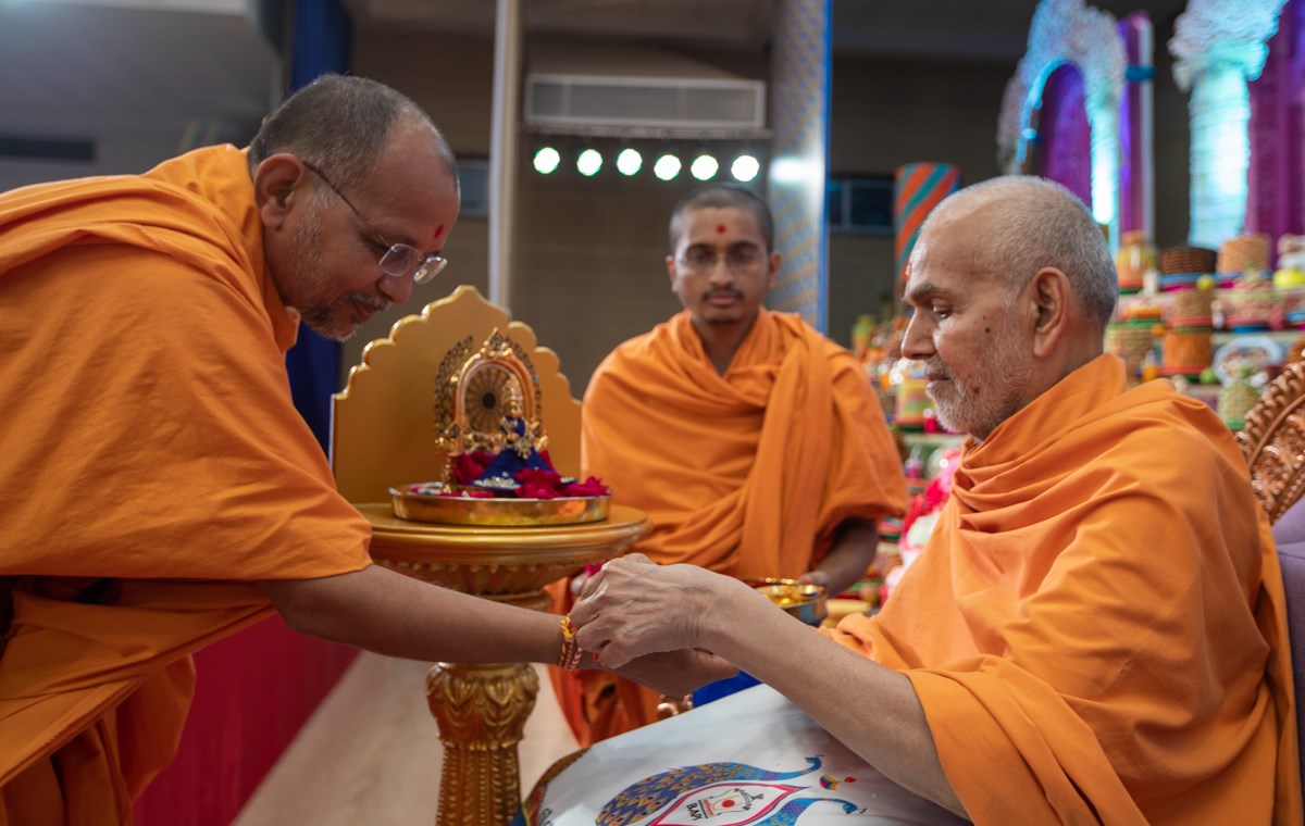 Swamishri ties a nadachhadi to Divyapurush Swami