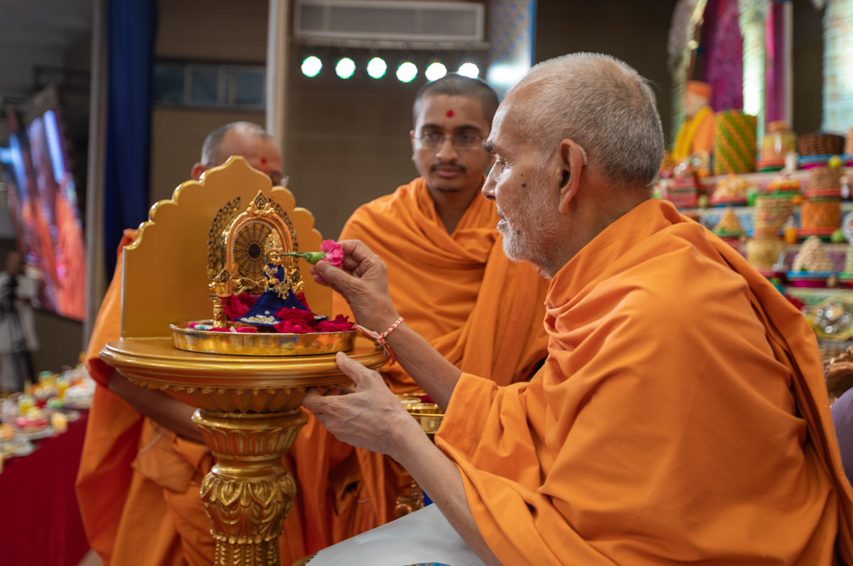 Swamishri performs pujan of Shri Harikrishna Maharaj