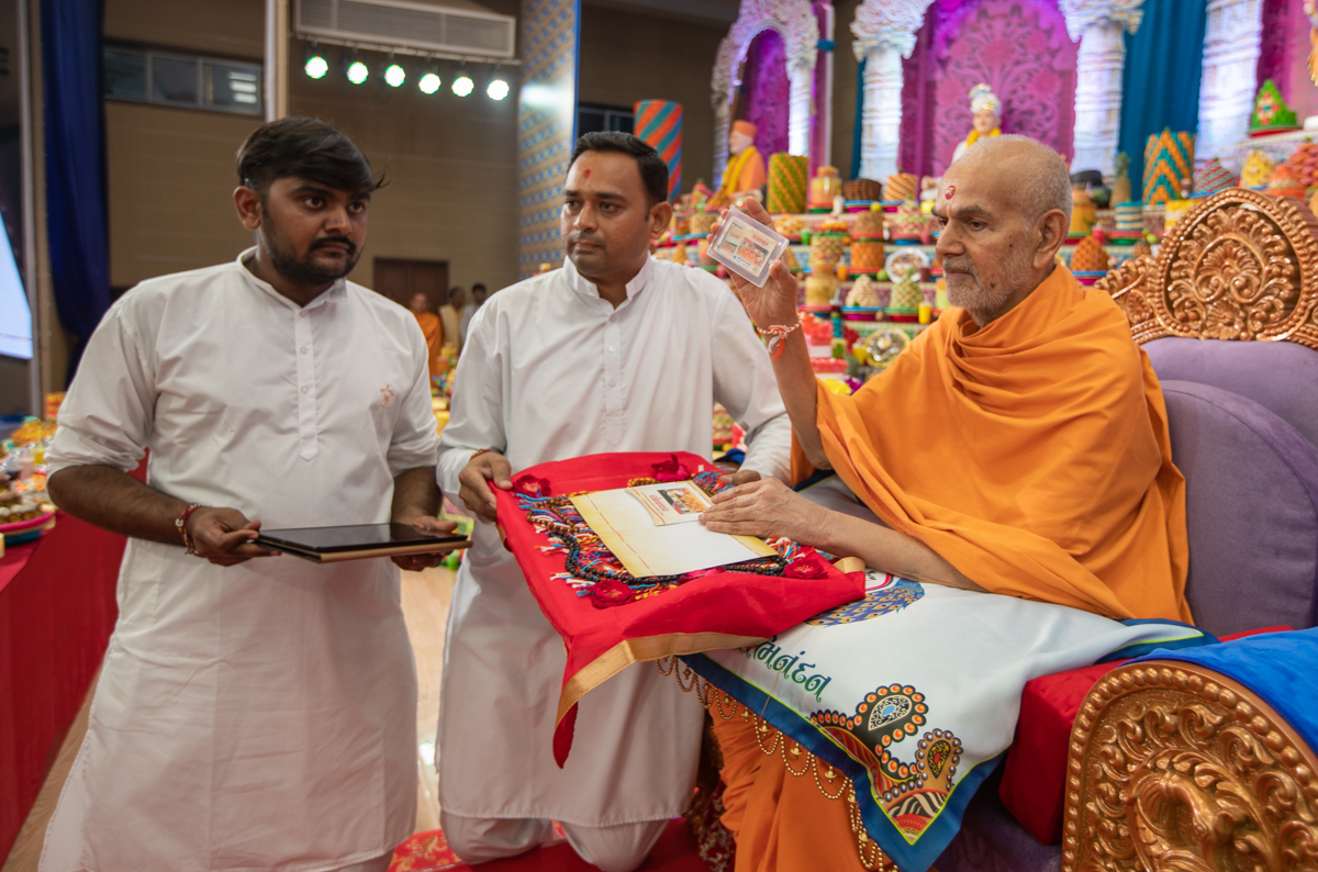 Swamishri inaugurates an audio book of  <br><a href="https://www.baps.org/Publications/Audios/Audio-Book/Vachanamrut-1313.aspx" target="blank" style="text-decoration:underline; color:blue;">Vachanamrut (Hindi)</a>