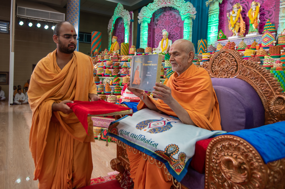 Swamishri inaugurates an audio book of  <br><a href="https://www.baps.org/Publications/Audios/Audio-Book/Brahmaswarup-Shri-Pramukh-Swami-Maharaj-(Part-2)-1325.aspx" target="blank" style="text-decoration:underline; color:blue;" >Brahmaswarup Shri Pramukh Swami Maharaj (Part 2)</a>