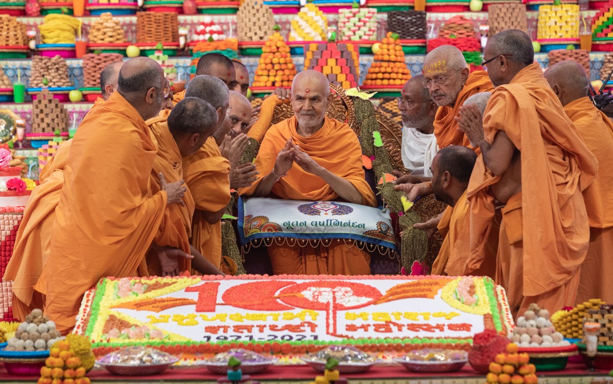 Sadhus honor Swamishri with a garland
