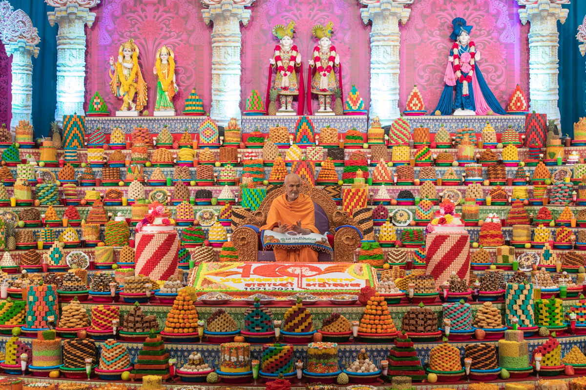 Swamishri blesses the assembly