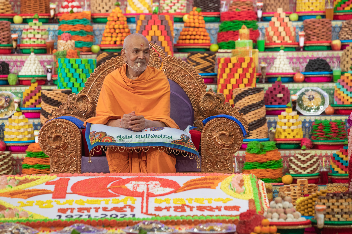 Swamishri blesses the assembly