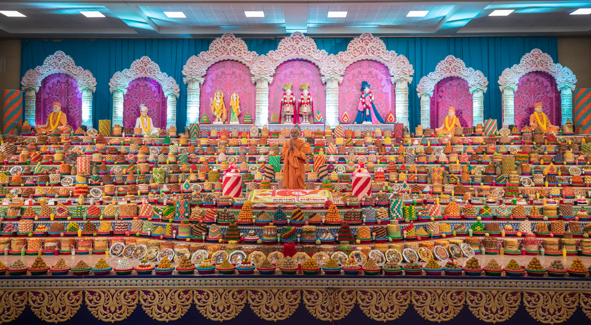 Swamishri greets all with folded hands
