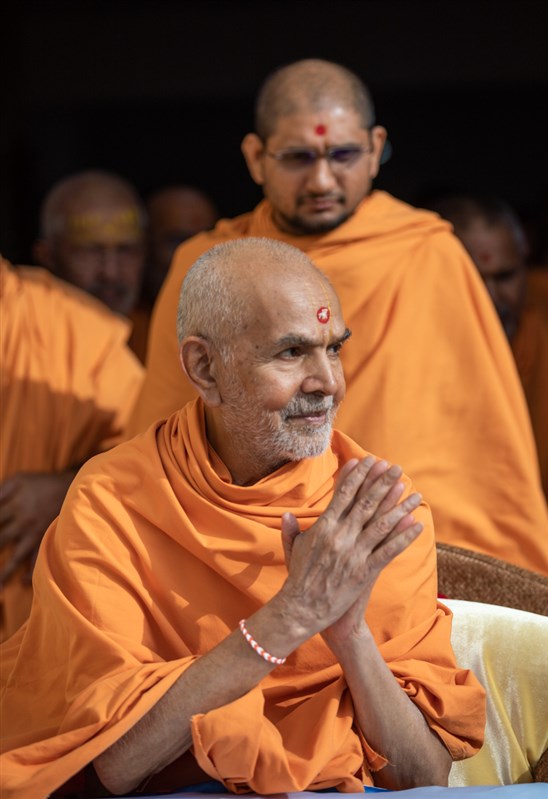 Swamishri greets all with folded hands