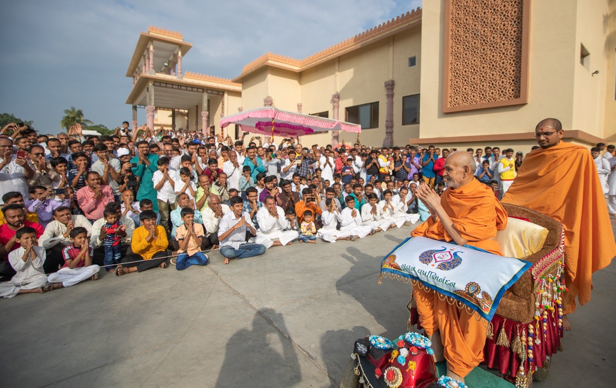 Devotees doing darshan of Swamishri