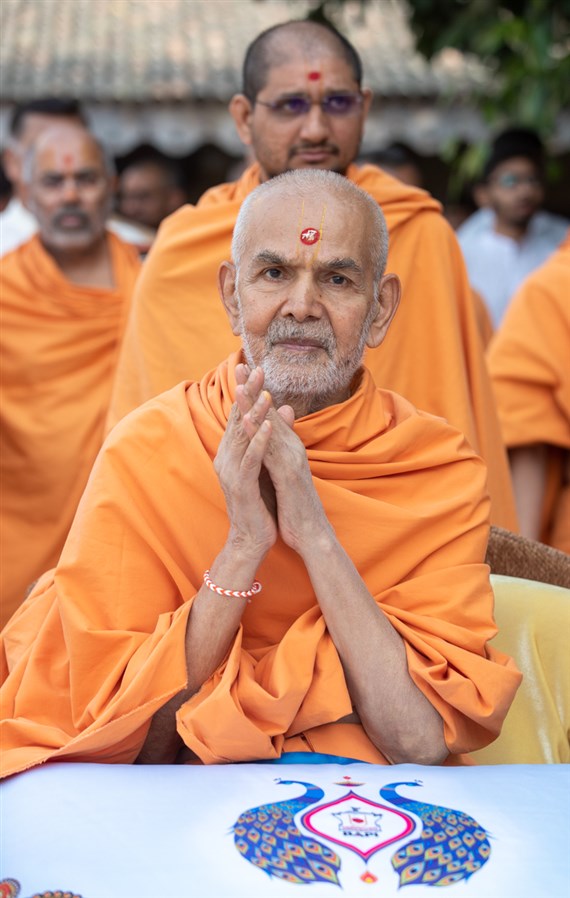 Swamishri greets all with folded hands