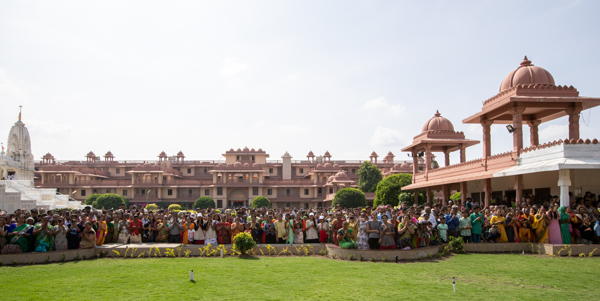 Devotees doing darshan of Swamishri
