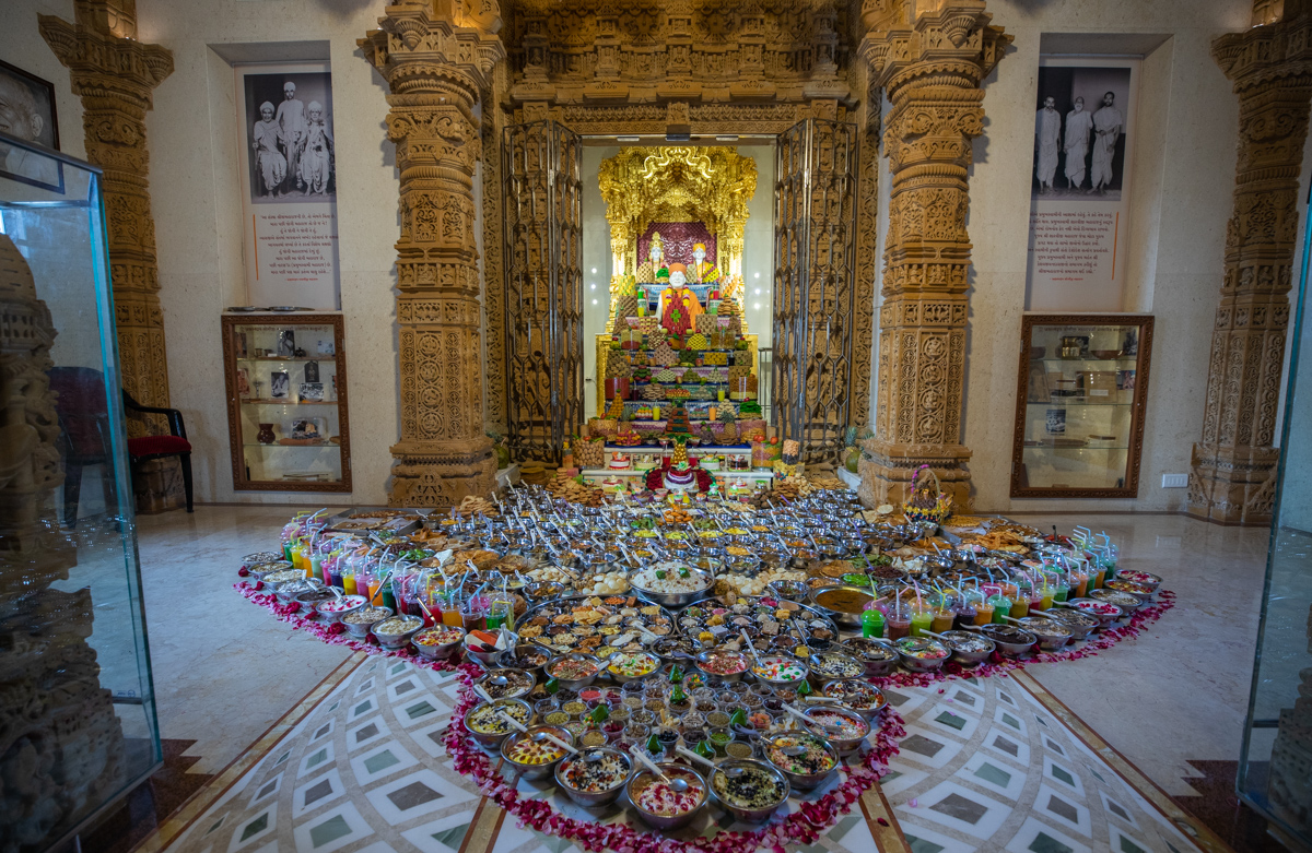 Annakut offered to Thakorji in Yogi Smruti Mandir