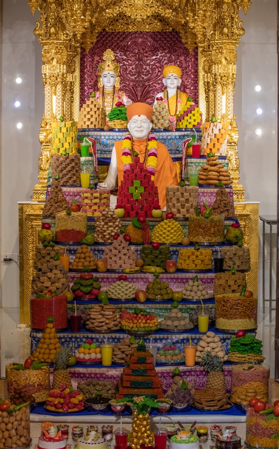 Annakut offered to Thakorji in Yogi Smruti Mandir