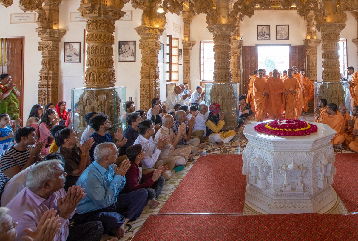 Swamishri arrives for annakut darshan