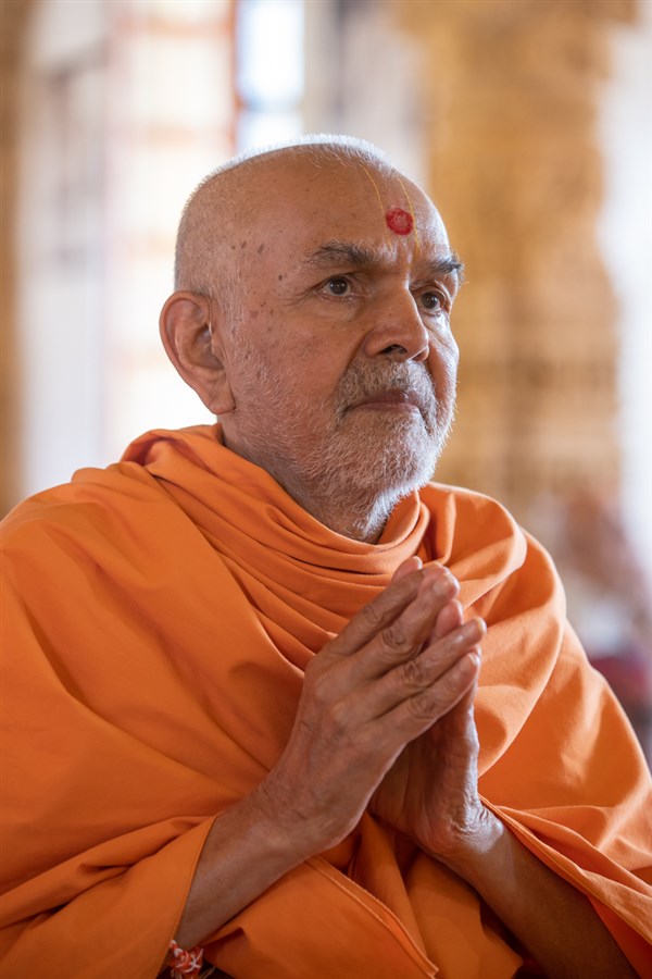 Swamishri engrossed in darshan