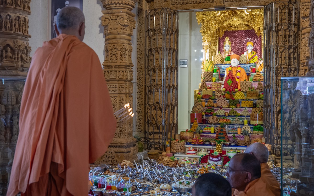 Swamishri performs the annakut arti