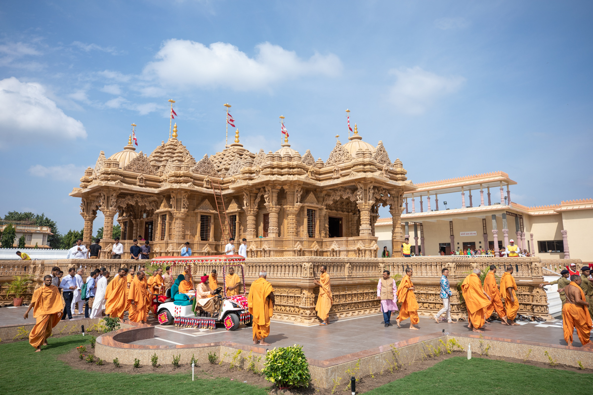 Swamishri after darshan at Yogi Smruti Mandir