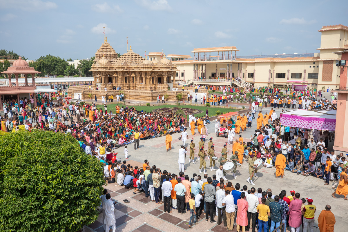 Devotees doing darshan of Swamishri