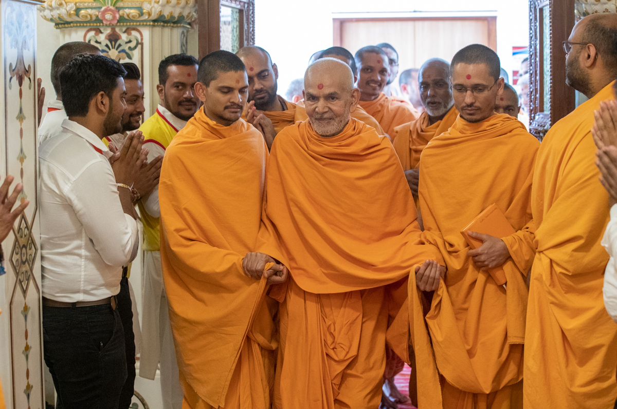 Swamishri arrives in the Akshar Deri