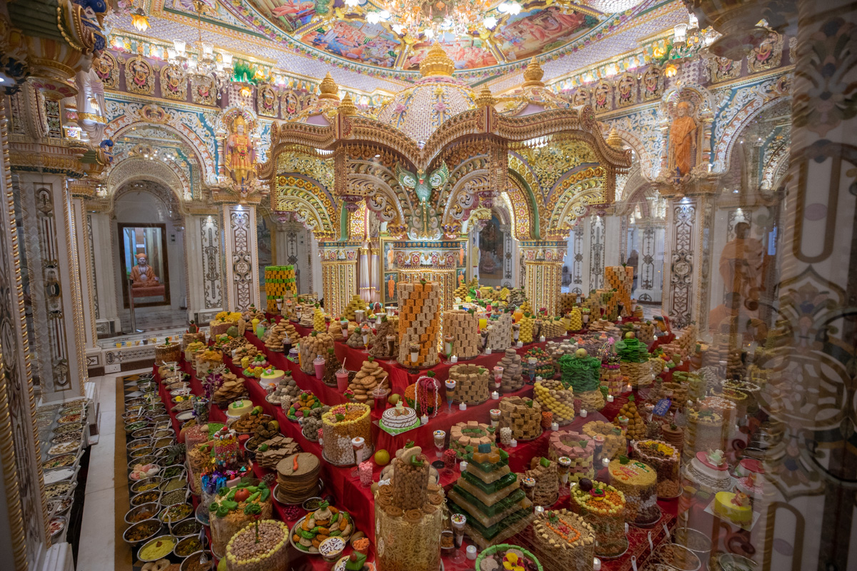 Annakut offered to Thakorji in the Akshar Deri