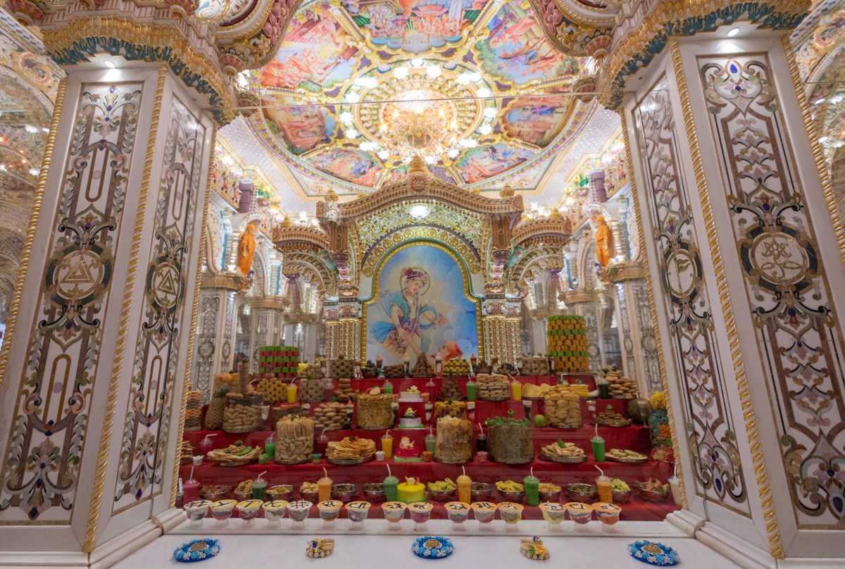 Annakut offered to Thakorji in the Akshar Deri