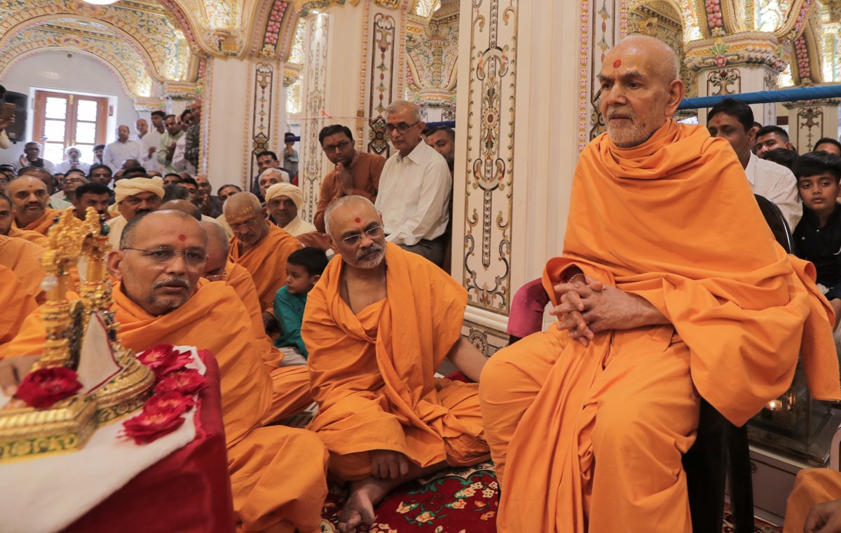 Swamishri sings thal
