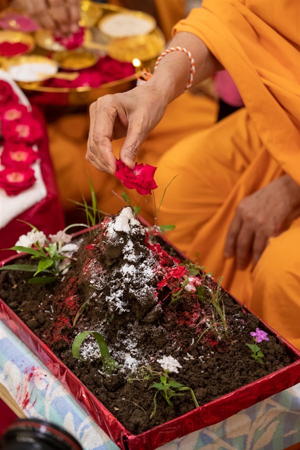 Swamishri performs Goverdhan puja