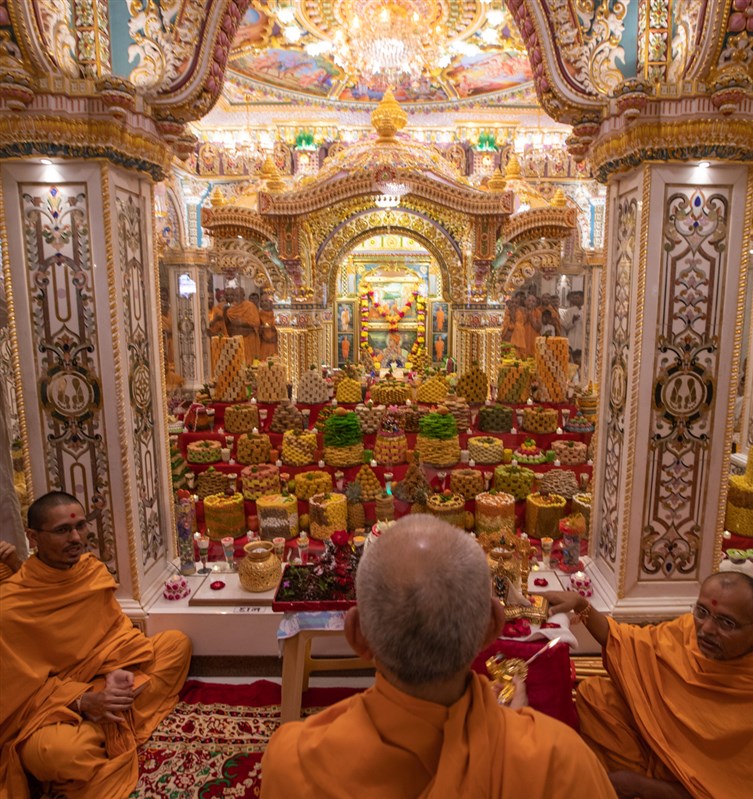 Swamishri performs the annakut arti