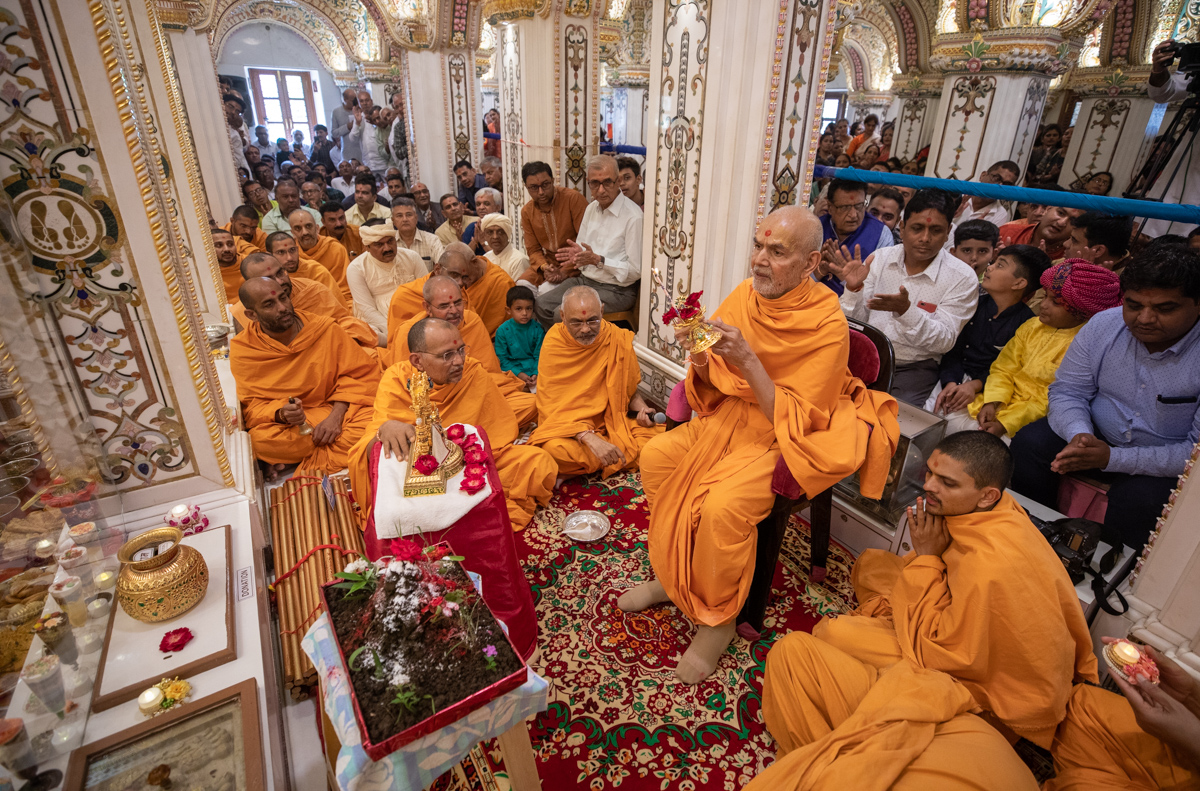 Swamishri performs the annakut arti