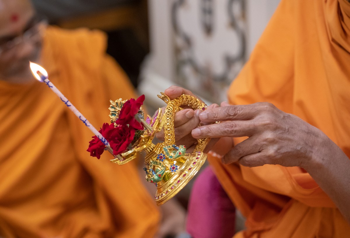 Swamishri performs the annakut arti