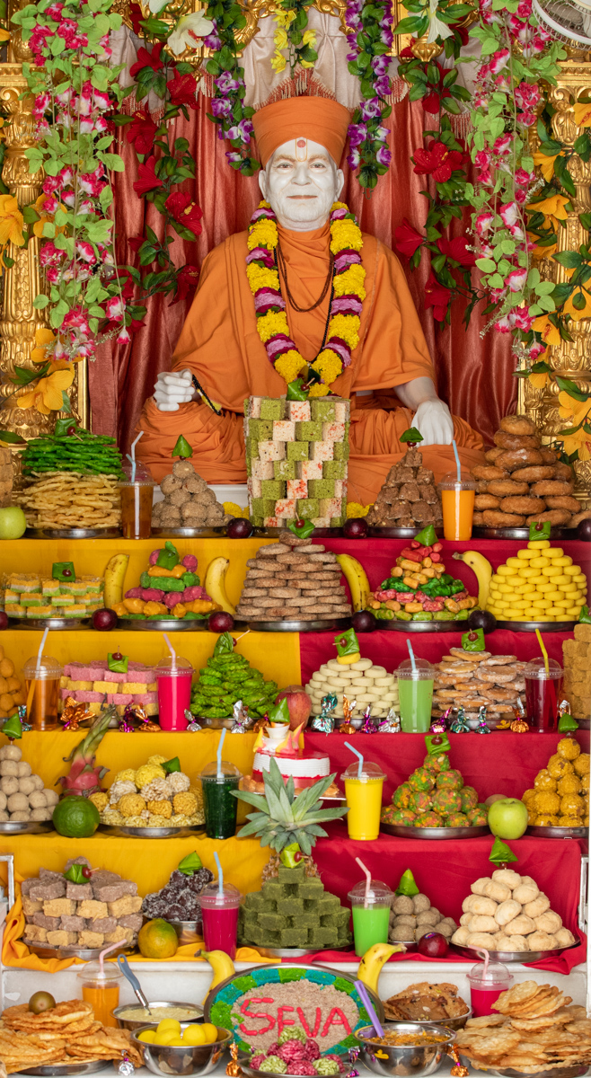 Annakut offered to Brahmaswarup Yogiji Maharaj