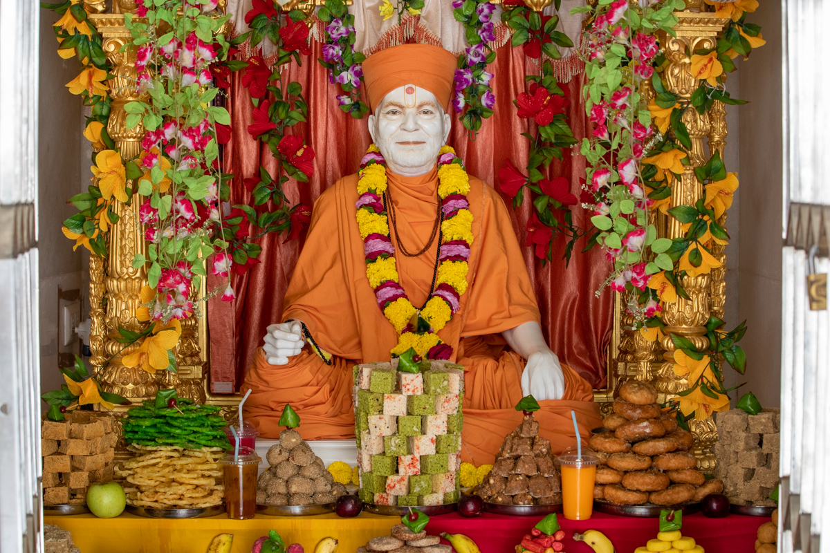 Annakut offered to Brahmaswarup Yogiji Maharaj