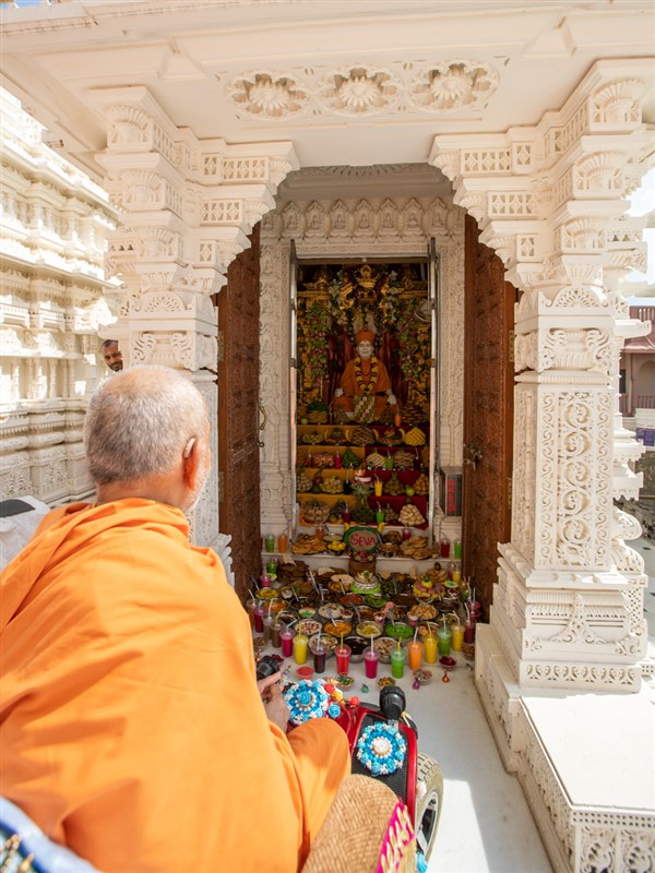 Swamishri engrossed in darshan
